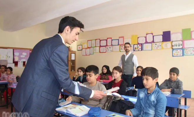 Elazığ`da Sınava giren adaylardan topladıkları kalemleri öğrencilere ulaştırdılar 