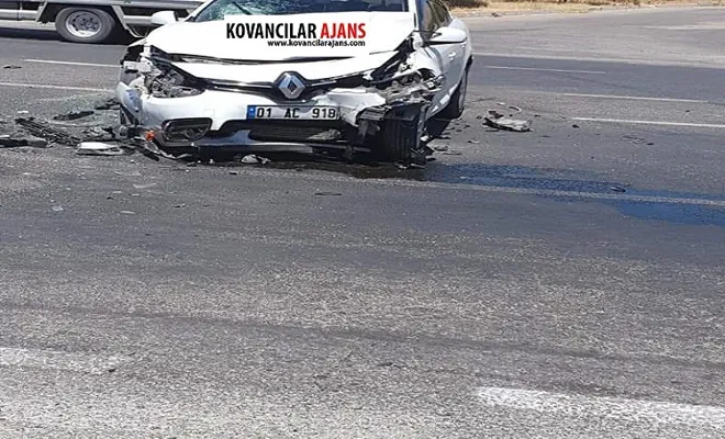 İki Araç Çarpıştı : 3 Yaralı
