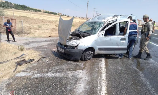 Hafif ticari araç takla attı: 5 yaralı 