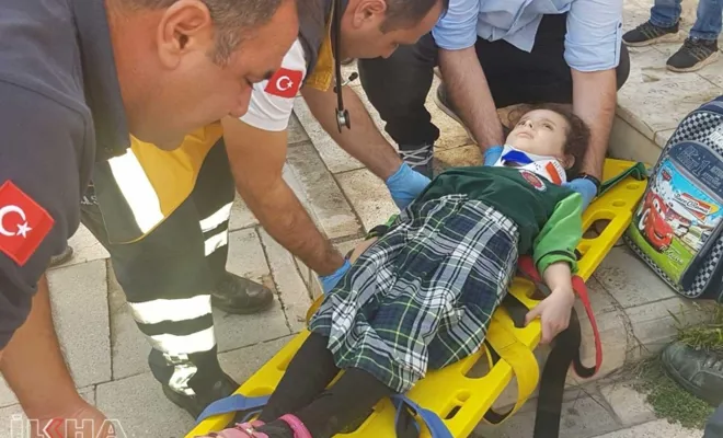 Suriyeli öğrenciye otomobil çarptı 