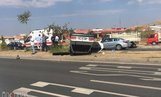 TIR ile refüj arasında sıkışan otomobil takla attı: 3 yaralı
