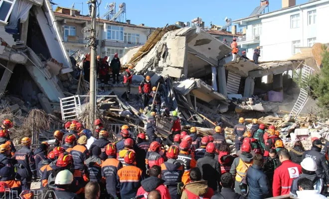 Sürsürü Mahallesi'nde enkaz altındaki 14 kişiye ulaşılmaya çalışılıyor 
