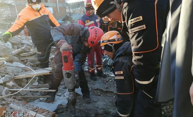 Ağrı AFAD, bir aileyi enkaz altından çıkardı 