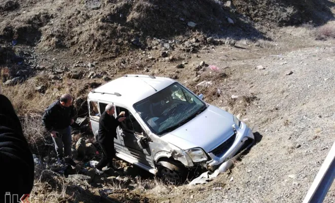 Depremde hayatını kaybedenlerin taziyesine katılmak için gelenler kaza yaptı: 7 yaralı 