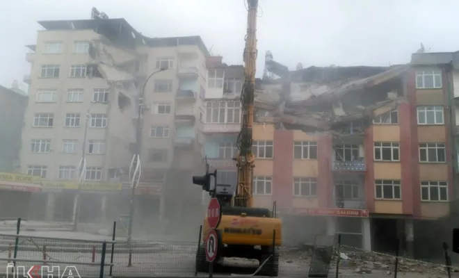 Elazığ'da ağır hasarlı binaların yıkımına 23 noktada devam ediliyor
