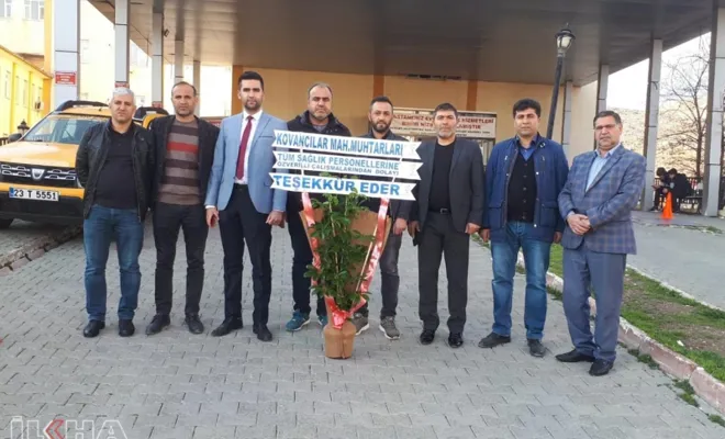 Kovancılar`da muhtarlardan sağlık çalışanlarına çiçekli destek-VİDEO