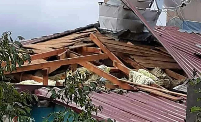Şiddetli rüzgâr Elâzığ'da 8 evin çatısını uçurdu