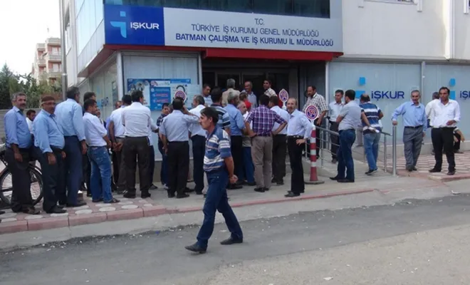 Geçen yılın nisanına göre işsiz sayısı 427 bin kişi azaldı 