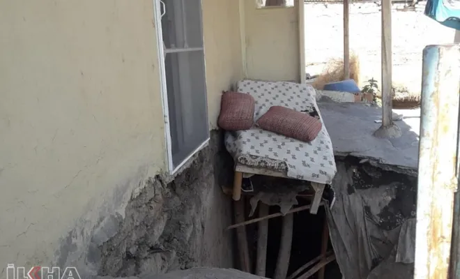 Balkonu çöken evde 2’si çocuk 5 kişi mahsur kaldı