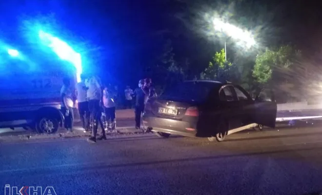 Kontrolden çıkan otomobil elektrik direğine çarparak durdu