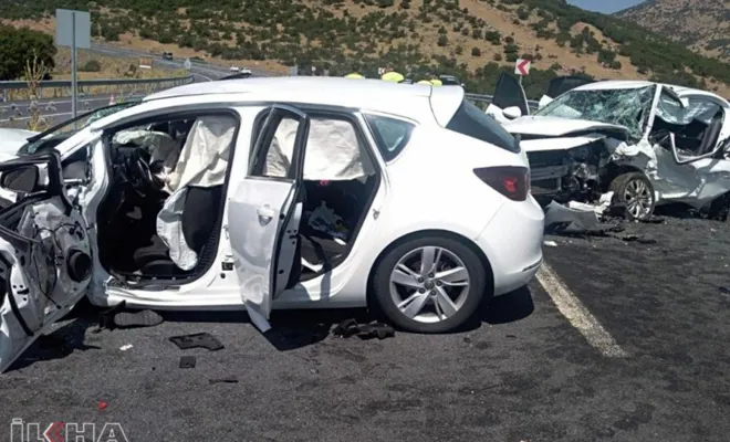 Otomobiller kafa kafaya çarpıştı: 2 ölü 5 yaralı 