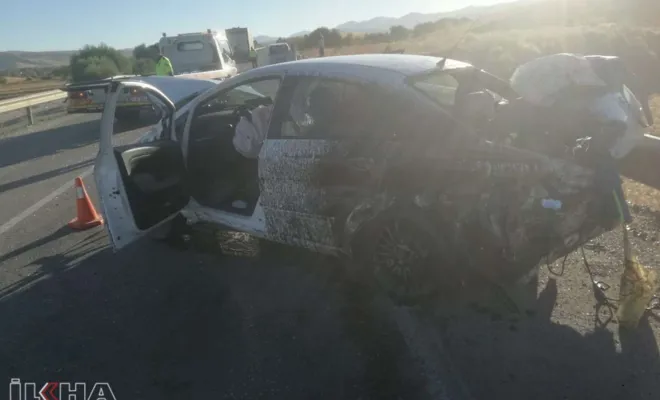 Kaza yapan otomobilin motoru yerinden fırladı 