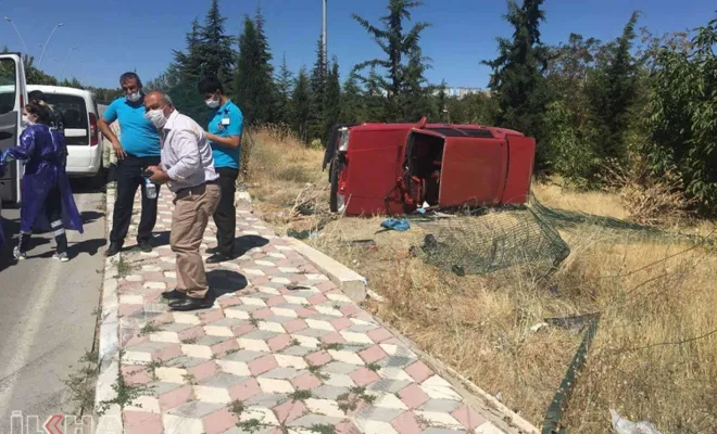 Kaldırıma çarparak takla atan araç sürücüsü kazayı hafif sıyrıklarla atlattı 