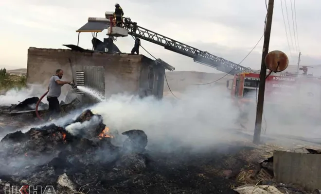 Anız yakan şahsın evi alevler arasında kalarak yandı 