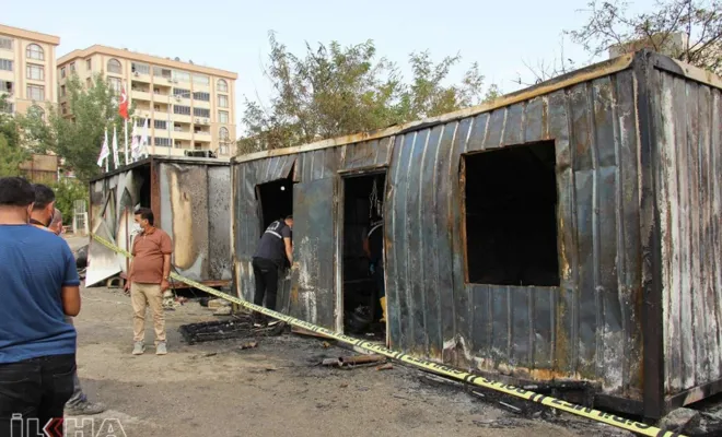 Okul şantiyesinde çıkan yangında bir ofis ve yatakhane kül oldu 