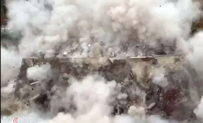 Elazığ'da binaların yıkım anları kameralar tarafından kaydedildi 