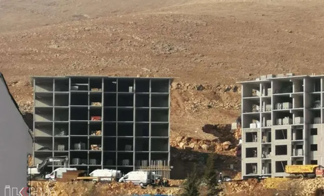 Kovancılar`da Yuvarlanan kaya parçası inşaatın iskelesine çarptı: 3 yaralı 