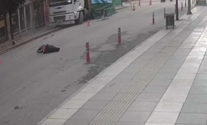 Depreme yakalanan adamın aşağıya atlama anı güvenlik kamerasına yansıdı 