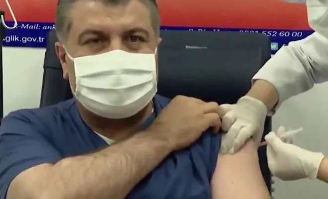 Sağlık Bakanı Koca, Coronavirus aşısını yaptırdı  