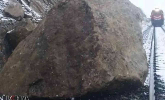 Palu'da tren rayına yuvarlanan kayalar zamanında fark edildi