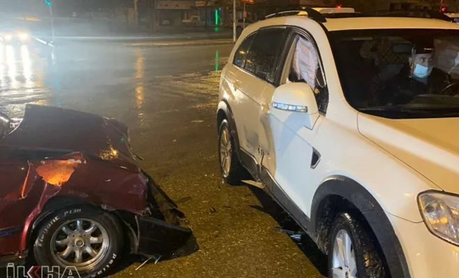 Hasta yakınını hastaneye götürürken kaza yaptı