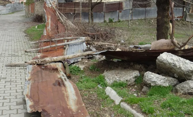 Palu’da gece esen şiddetli rüzgar çatıları yere savurdu