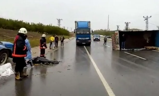 Kamyon ile traktörün karıştığı kazada 1 ölü