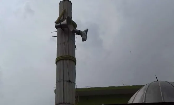 Palu`da Şiddetli rüzgar cami çatısını uçurdu