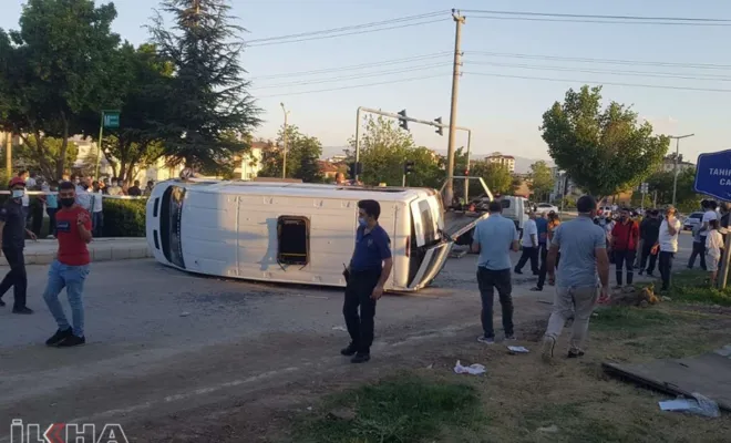 Elazığ'da yolcu minibüsü devrildi: 19 yaralı
