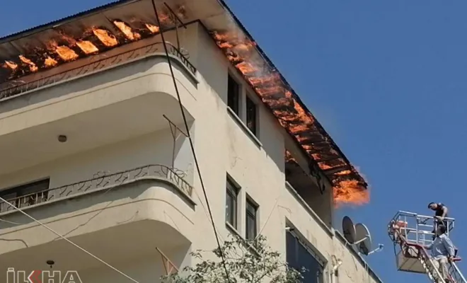 Palu`da ​İtfaiyenin ekipman yetersizliği binanın çatı katını kül etti 