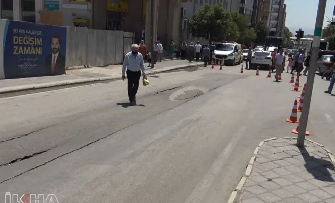 Elazığ`da ​Yapımı süren otoparkın yanındaki yol çöktü 
