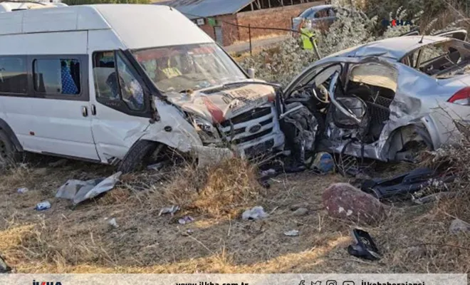Kovancılar`da Karşı şeride geçen minibüs otomobille çarpıştı: 2 yaralı 