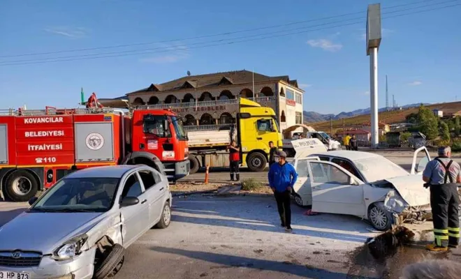 Kovancılar`da İki otomobil kavşakta çarpıştı: 3 yaralı