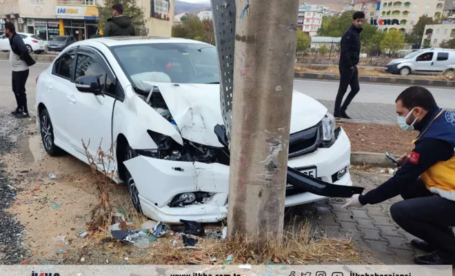 Kovancılar'da otomobil elektrik direğine çarptı: 1 yaralı