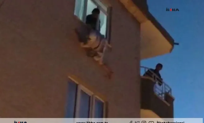 Kapı yerine pencereyi açan 90'lık nine son anda kurtarıldı