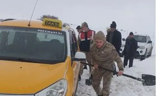 Kovancılar`da mahsur kalan 4 kişi jandarma tarafından kurtarıldı