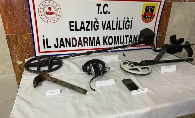 Elazığ'da kaçak kazı yapan define avcısı yakalandı 