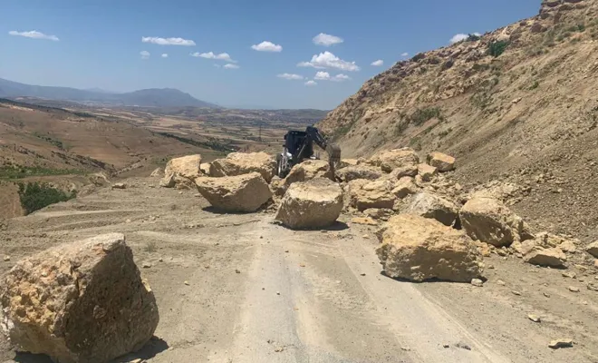 Elâzığ İl Özel İdaresi köy yollarında kaya temizliği yapıyor 