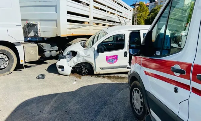 Kovancılar`da Canlı hayvan taşıyan tır ile hafif ticari araç çarpıştı