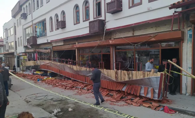 Kapalıçarşıda çatı çöktü: 5 yaralı