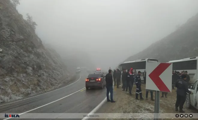 Palu`da gizli buzlanma nedeniyle araçlar yolda kaldı 