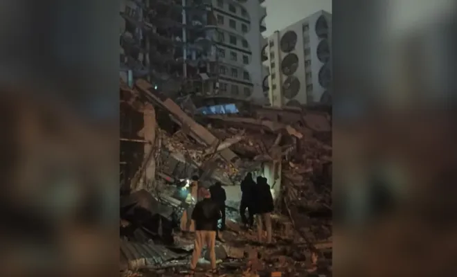 Diyarbakır'da hissedilen depremde bazı binalar yıkıldı