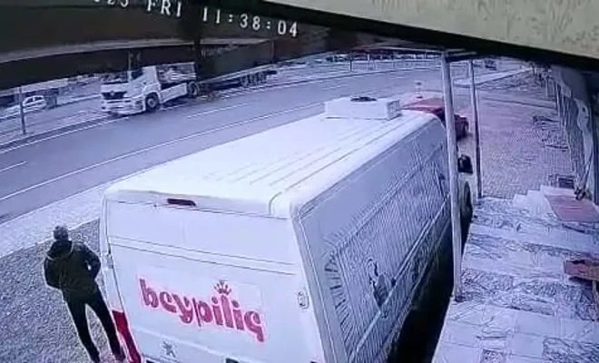 Kovancılar`da tırın kamyona çarpma anı kameralara yansıdı