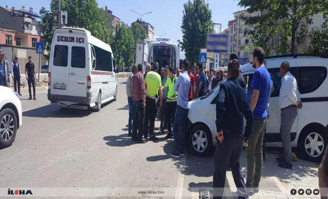 Kovancılar`da Tır ile hafif ticari aracın kazasında araçlar yayaya çarptı