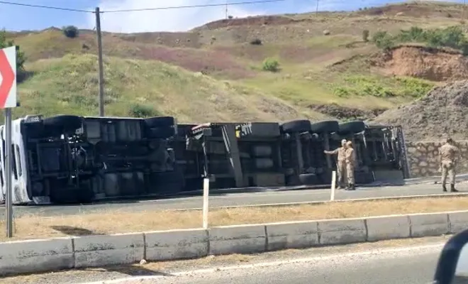 Gülüşkür Köprüsünde Tır yan yattı : 1 Yaralı