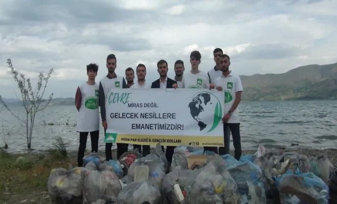 HÜDA PAR Elazığ Gençlik Kolları Sivrice göl kenarında çevre temizliği yaptı 