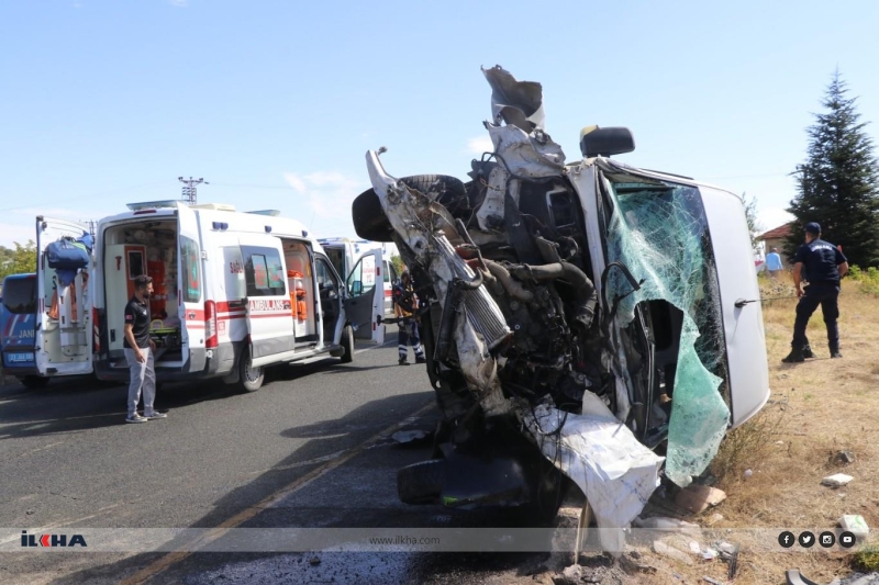 Elazığ'da yolcu otobüsü ile minibüs çarpıştı :18 yaralı 