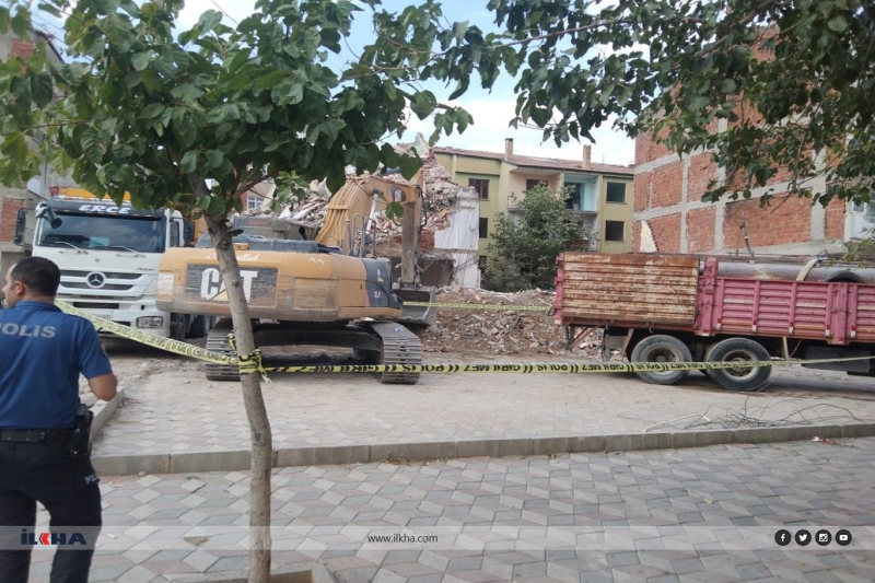 Elazığ`da yıkım esnasında kepçeyle kamyon arasında sıkışan işçi hayatını kaybetti 