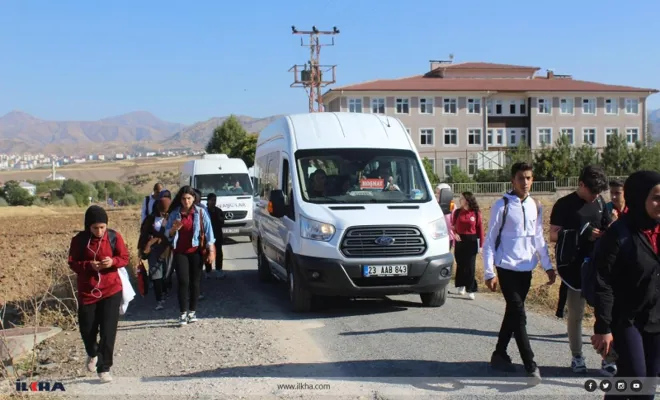 Kovancılar`da tek şeritli ve kaldırımsız okul yolu kazaya davetiye çıkarıyor 