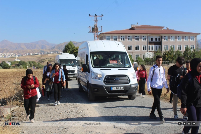 Kovancılar`da tek şeritli ve kaldırımsız okul yolu kazaya davetiye çıkarıyor 